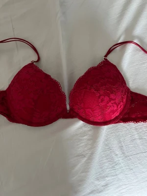 Röd Malva push-up bh - Röd bh från Lindex i modellen Malva. Den är i storlek 75A. Bra skick