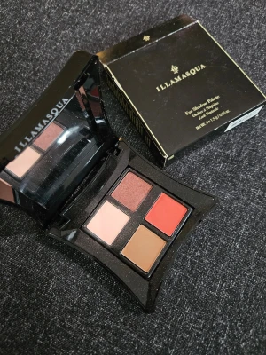 Illamasqua fyrfärgad ögonskuggspalett - Snygg ögonskuggspalett från Illamasqua med fyra nyanser: varm brun, matt beige, djup röd och koppar. Kommer i en elegant svart fyrkantig dosa med spegel och tillhörande svart/guldig kartong. Perfekt för kreativa ögonlooks och sminkfantaster.