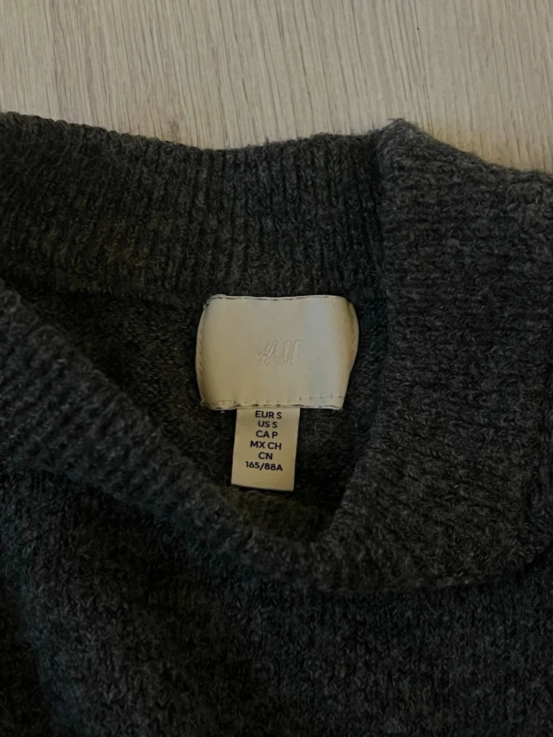 Mörkgrå stickad tröja från H&M - 1