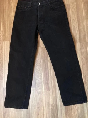 Jeans - Säljer ett par svarta jeans från MC Gordon, rak modell. Jeansen är tillverkade i 100% bomull. 