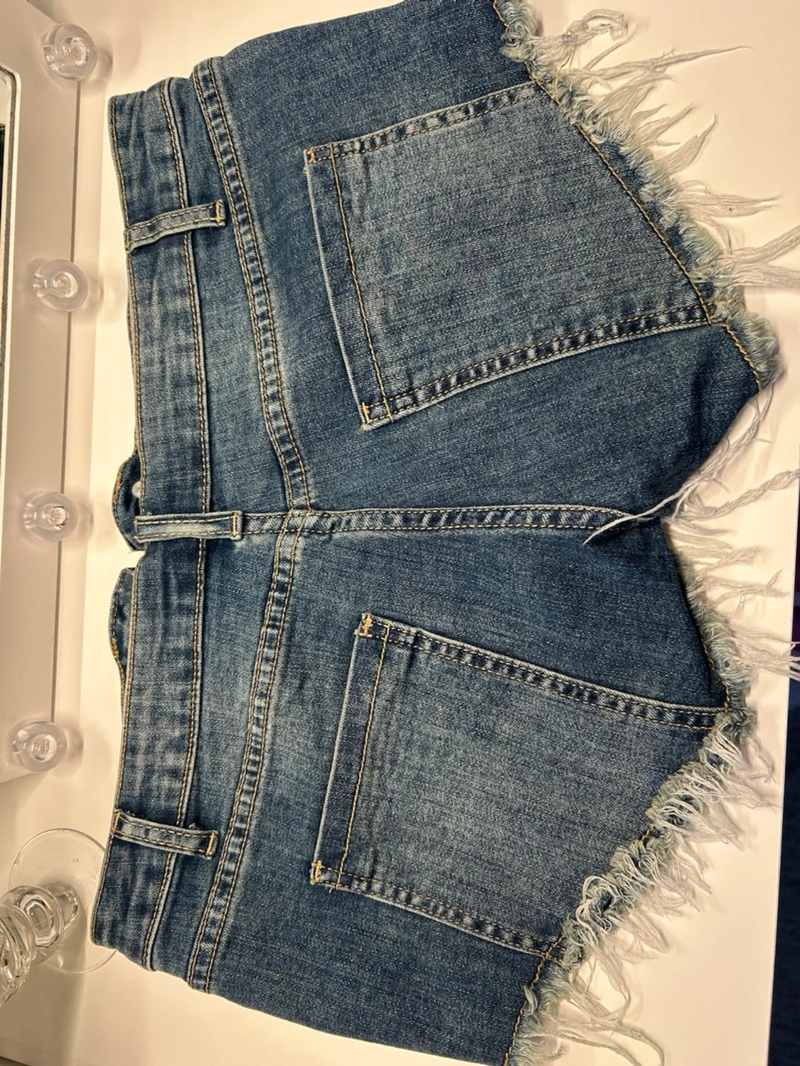 Blå jeansshorts med nitar och fransar - 2