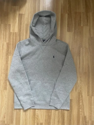 Grå Ralph lauren hoodie - 📊Färg: grå                                                               📏Storlek:18/20år                                         ♻️Skick: 10/10, inga defekter                               🧵Material: Bomull                                                Aldrig använd