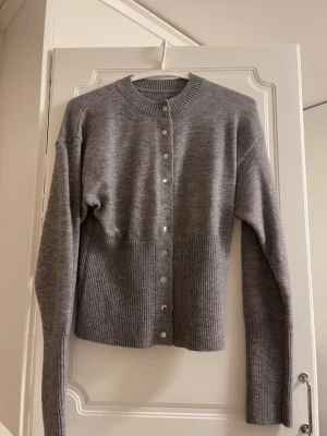 Tröja - Säljer denna tröja/kofta från Shein i storlek M. Knappt använd och i fint skick. Fraktar  samma dag eller dagen därpå 💗✨