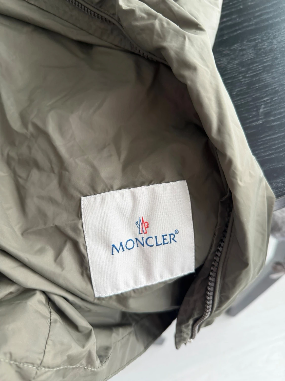 Olivgrön vindjacka från Moncler - 4