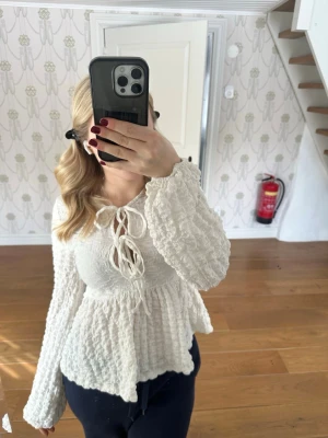 Gina blus - Säljer denna vita blus/topp från gina som knappt är använd❤️