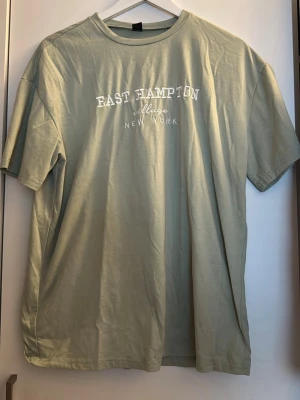 Grön T-shirt  - Använd 1-2 gånger. Fint skick. Katt finns i hemmet 