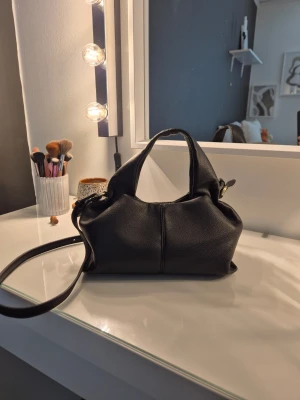 Intressekoll Svart handväska! - Snygg svart handväska med band som går att ta bort❣️Köpt på Plick för 400