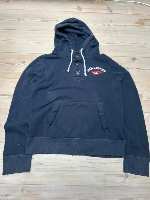 Hollister hoodie  - Säljer denna eftertraktade Hollister hoodie med knappar, den är i fint skick. Den är i storlek XL men sitter som en M!  Hör av er vid minsta lilla fråga! Pris ej hugget i sten!  Kolla min profil för mer liknande plagg 😊