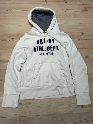 Abercrombie & Fitch hoodie  - Säljer denna Abercrombie & Fitch hoodie, den är i fint skick men har några fåtal fläckar kan gå bort efter en tvätt.  Den är i storlek S men passar också M!   Hör av er vid minsta lilla fråga! Pris ej hugget i sten!  Kolla min profil för mer liknande plagg 😊