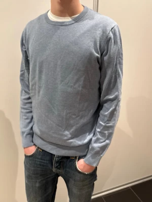 Stickad tröja från Bläck - Stickad tröja från Bläck i nytt skick använd fåtal gånger. Storlek M han på bilden är 181