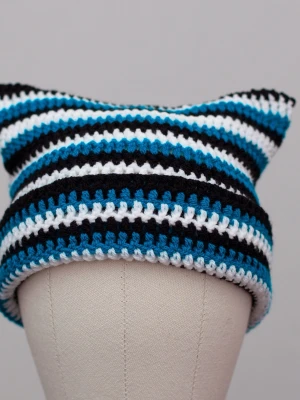 Crochet cat beanie virkad kattmössa turkos vit svart randig - Helt ny virkad mössa med kattöron. Onesize, passar upp till ca 59cm. Virkad i mjukt akrylgarn. Färger kan variera beroende på skärminställningar.