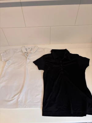 Ridtröja  - 2 ridtröjor för 90kronor tsm. Den vita tröjan har enstaka fläckar. Svarta är knappt använd. Vet inte storlek men skulle säga 152/168
