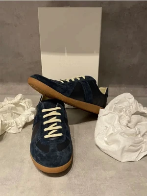 Mörkblå sneakers från Maison Margiela - Hej säljer att par  Maison Margiela som är 10/10 i sick det är bara att kontakta mig om man har frågor