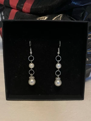 Silverörhängen - Ett par silverörhängen som även finns att köpa enskilt så kolla mina andra annonser! Det är rostfritt stål.