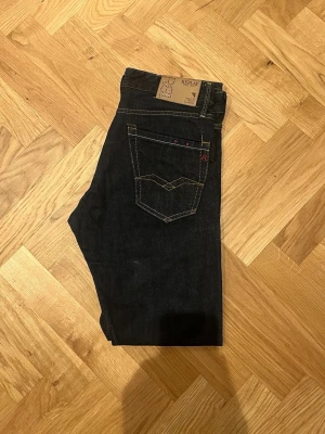 Replay jeans W30 - REPLAY JEANS Inga defekter som nya! Skick: 9/10 mycket bra!👍  Passform:Straight fit Storlek:W30 L32 Passar perfekt för ca 180-190cm lång! Nypris:1699kr Innerbensmått:ca 73cm Midja:38cm Längd:100cm BÄTTRE PRIS VID SNABB AFFÄR💵  KONTAKTA MIG VID MINSTA FUNDERING!👍