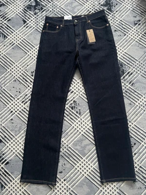 Levis Japan Straight fit jeans  - Snygga mörkblå jeans från Levi’s i klassisk rak modell. Ingen sorts skador eller fläck. Säljer pga ja rensar gaderoben. Vid mer frågor är det bara att skriva! +Dem är ej helt nya men har sparat tagsen samt använt fint