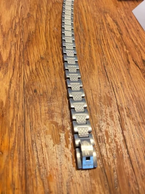 Lacoste armbandslänk i silver - Snygg armbandslänk från Lacoste i silverfärgad metall med detaljerat mönster på varje länk. Kommer med originalförpackning och vit tygpåse med Lacoste-logga. Perfekt accessoar för dig som gillar stilrena och klassiska smycken.