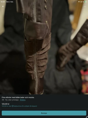 Bruna höga stövlar i läder och mocka - Säljer ett par snygga bruna stövlar från Åhléns med högt skaft i både läder och mocka. Stövlarna har dekorativa spännen och dragkedja på sidan samt en låg klack. Perfekta för dig som vill ha en stilren och trendig look.