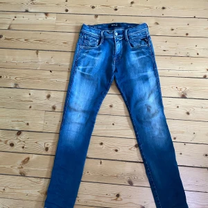 Replay Anbass Hyperflex jeans blå - Säljer ett par Replay Anbass Hyperflex jeans i blå tvätt med snygga slitningar. Storlek 30 32. Jeansen har fem fickor, smal passform och klassisk midja. Stretchigt material som gör dem riktigt bekväma och följsamma. Perfekta inför hösten!🔥