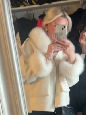 Meotin pälsjacka  - Super snygg pälsjacka från Meotin, väldigt sparsamt använd då den inte riktigt passar så därav säljer jag vidare. Storlek m och nypris 3800kr