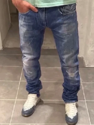 Replay jeans - Jeans från replay, 10/10 i skick. Hör av dig vid frågor o funderingar, kan sänka priset vid en snabb affär. Storlek 32/34