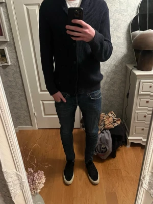 Mörkblå slim fit jeans - DonDup jeans i väldigt gott skick och personen på bilden är 188 cm  78 kg. Köpta för runt 3000 och säljs för 599. Mer frågor eller bilder är det bara att ställa 