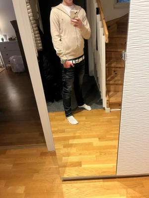 Beige zip hoodie med huva - Säljer en beige hoodie med dragkedja och huva. Enkel att matcha och riktigt go att ha på sig🌟tröjan är köpt från kidsbrandstore🛍️
