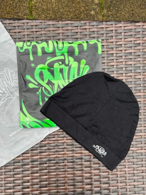 Y2K Central Cee Beanie  - SynaWorld Syna Skull hat. Säljs i nyskick. 