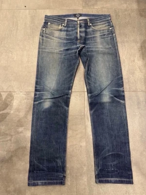 Apc selvedge jeans  - Säljer ett apc selvedge jeans med raka ben och snygga  framtill och bak. Jeansen har klassisk femficksdesign, ljusa tvättade partier och kontrastsömmar. Perfekta för en avslappnad och trendig look. Det är i w31 mått 101 längd 43 midja 20 fotvidd 