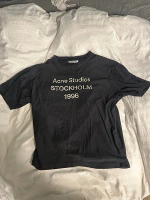 Acne T-shirt - Thsirt från acne i storlek xs