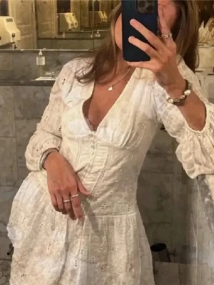 Vit broderad klänning Zara student  - Säljer min vackra studentklänning:) Säljs inte längre så är därför unik och eftertraktad. Perfekt för alla tillfällen, däribland studenten!