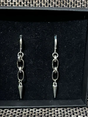 Silverörhängen - Ett par silverörhängen som även finns att köpa enskilt så kolla mina andra annonser! Det är rostfritt stål.
