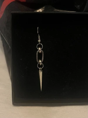 Silverörhänge - Ett silverörhänge som även finns att köpa i par så kolla mina andra annonser! Det är rostfritt stål.