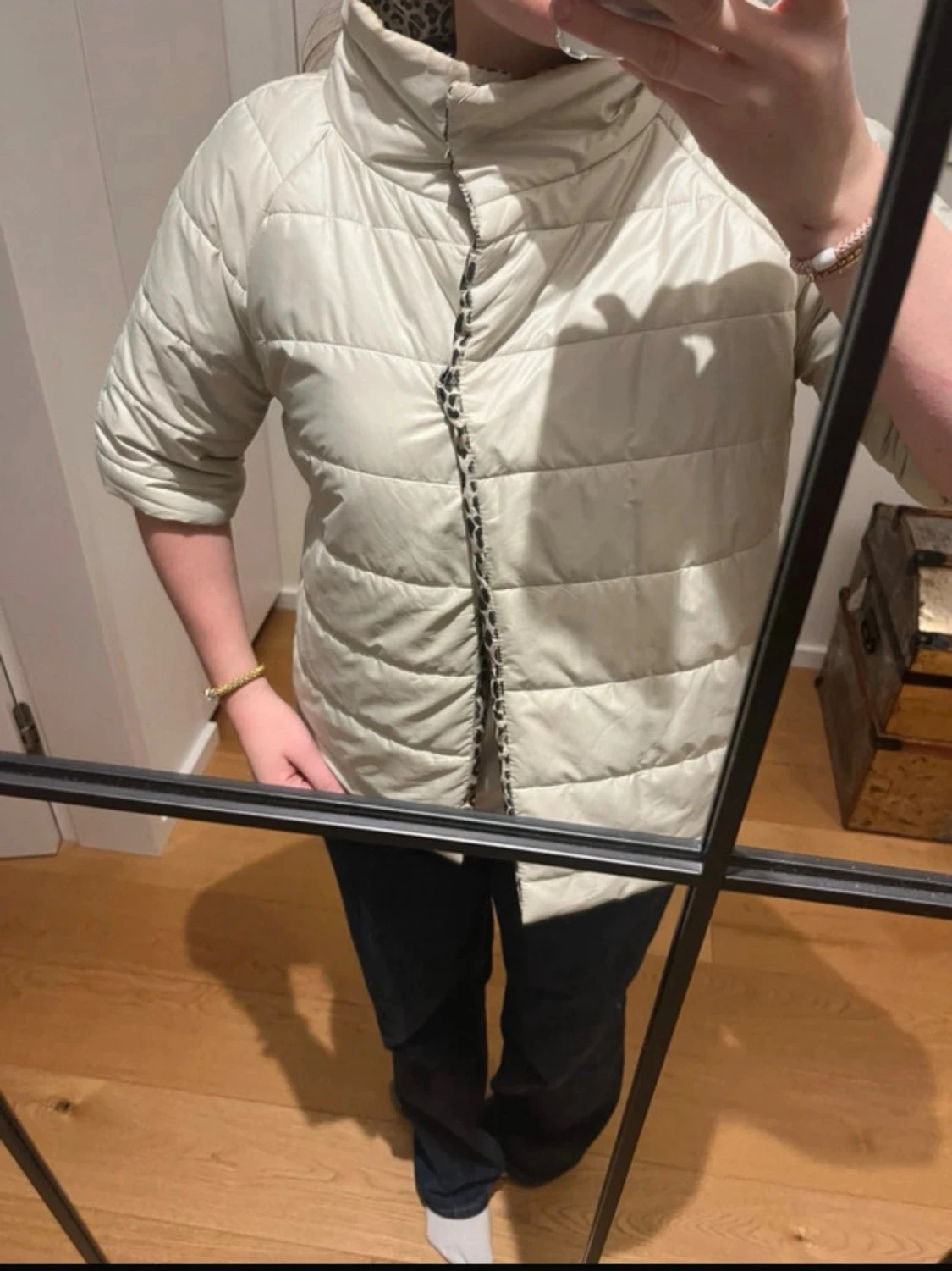 2-i-1 kortärmad vändbar jacka – beige/leopard – perfekt afterski