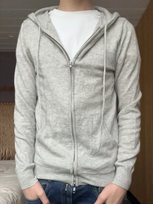 Grå Kashmir tröja - Säljer en riktigt schyst grå Kashmir tröja från John Henric. Tröjan är i bra skick. Dragkedjan har fastnat(bild 2) men går att fixa lätt! Nypris 2499 kr!