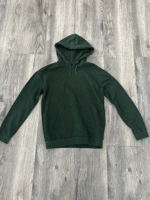 Mörkgrön hoodie från pier one - Snygg mörkgrön hoodie från pier one. Sitter bra på mig och jag är runt 180cm. Mycket bra skick, hör av er vid frågor🙌
