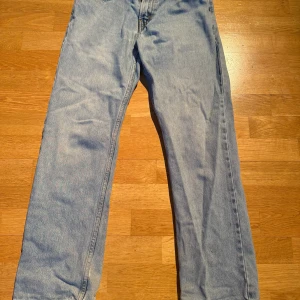Levi’s 505 jeans - Säljer ett par jeans levi’s 505. Lite slitning i nedre benen. Storlek w30 l30. Perfekt för en avslappnad look. 