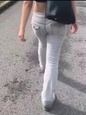 Ljusgrå bootcut jeans - Säljer ett par ljusgrå bootcut jeans med klassiska fem fickor och bälteshällor. Jeansen har en snygg, något utsvängd passform nedtill och är perfekta för en avslappnad men trendig look. Materialet är denim i bomull.