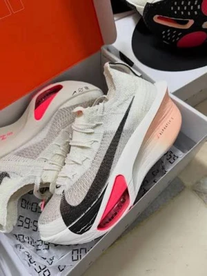 Nike Alphafly 3 löparskor white peach - Nike Alphafly 3 löparskor i vitt med svart swoosh och rosa detaljer. Ovandelen är i ventilerande mesh och sulan har synliga dämpningsenheter för extra studs. Perfekta för dig som vill ha lätta och snabba skor till löpning.