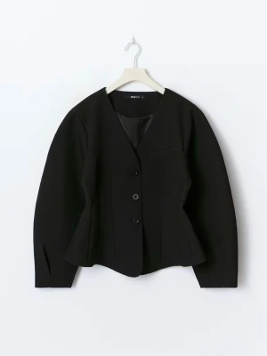 Svart kavaj med v-ringning - Stilren svart kavaj från gina med v-ringad hals och tre knappar framtill. Kavajen har en figurnära passform, lång ärm och en bröstficka. Perfekt för en trendig och minimalistisk look.