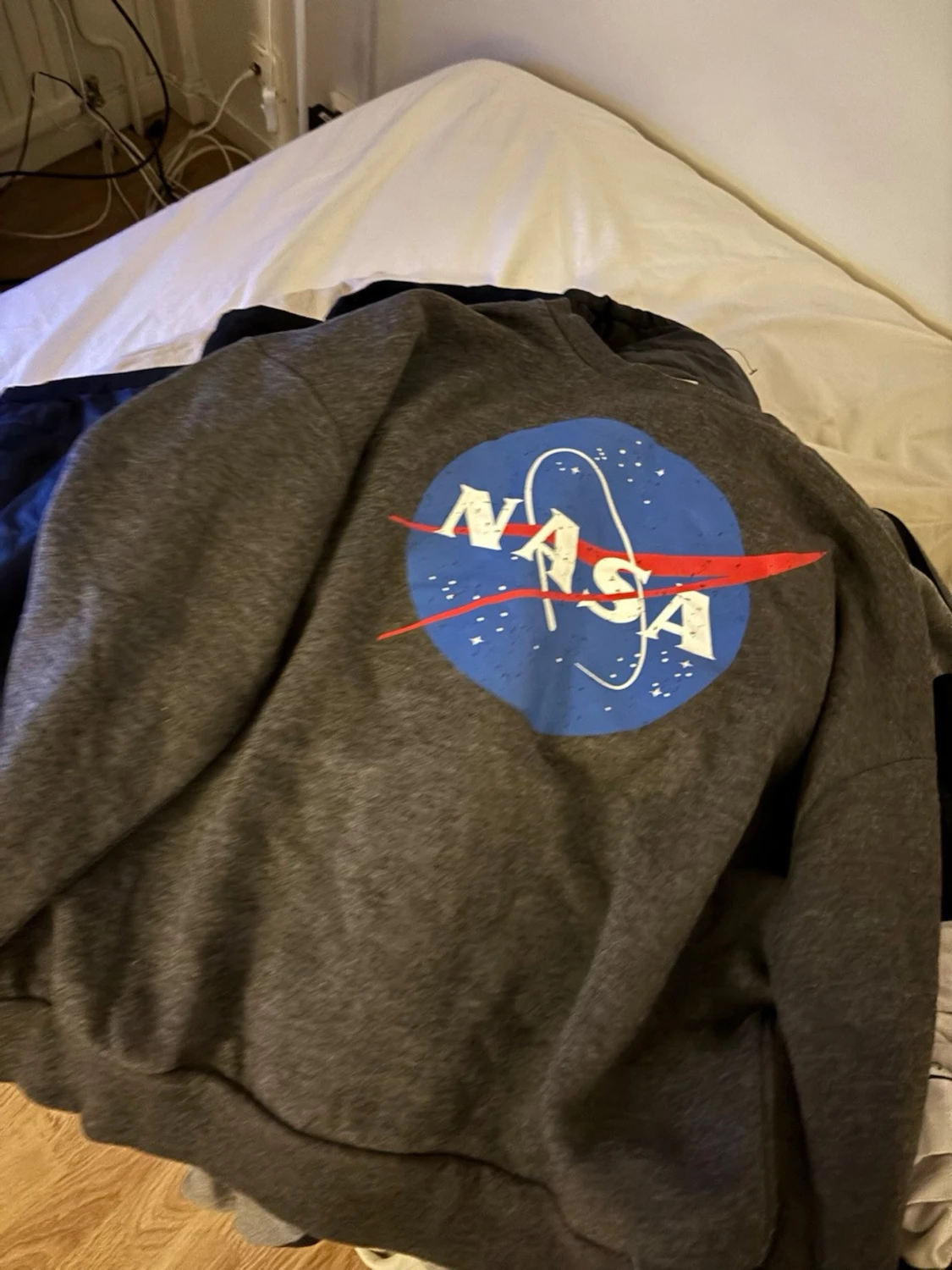 Mörkgrå NASA hoodie