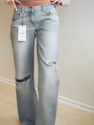 Ljusblåa raka jeans med slitningar - Säljer de här eftertraktade jeansen från Zara för att de inte riktigt var min stil. Nya utan prislapp!! ❤️Hör av er vid frågor