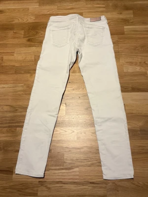 Jacob cohen jeans - Snygga vita Jacob cohën jeans med perfekt passform och klassisk design. Jeansen har raka ben och helt perfekta att klä upp eller klä vardagligt. Perfekta för dig som vill ha en clean och stilren look.
