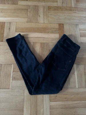Replay Jeans - Säljer ett par svarta slum jeans från Replay med klassisk femficksdesign och smal passform. Jeansen har normal midja och dragkedja med knapp framtill. Perfekta för dig som gillar en enkel och clean look😌 