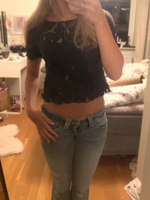 Mörkblå spets tröja - En jätte fin mörkblå spets tröja🥰❤️vet tyvärr inte var den är ifrån 