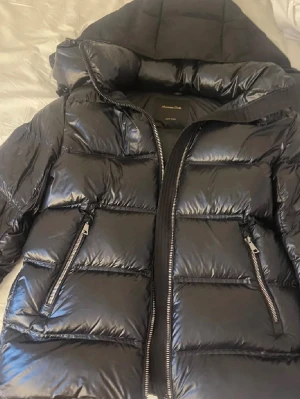 Svart pufferjacka från Massimo Dutti - Säljer denna fina dunjacka från Massimo dutti. Är i bra skick men säljer då den inte kommer till användning💕