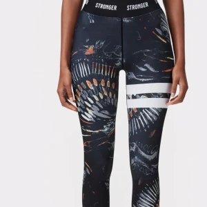 Stronger leggings med mönster - Säljer mina superfina tränings tights från stronger pga att de ej kommer till användning längre, super fint skick💕nypris 799 kr, säljer för 199kr (pris kan alltid diskuteras)!! 