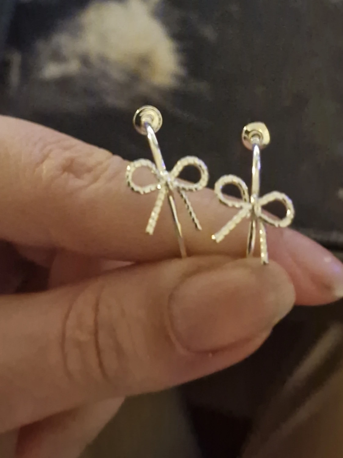 Söta silverfärgade rosettörhängen