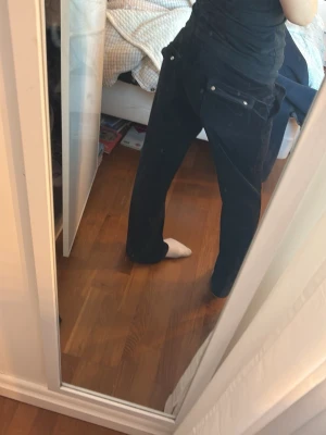 Svarta velourbyxor Juicy Couture - Säljer ett par svarta mjukisbyxor från Juicy Couture i mjuk velour. ❤️