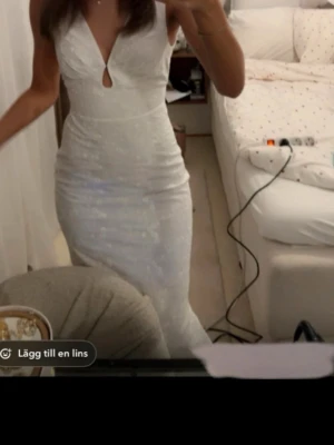 Adoore klänning  - Klänningen går hela vägen ner på mig som är 164. Helt ny, prislapp sitter fortfarande på då jag inte haft nått tillfälle att använda den.